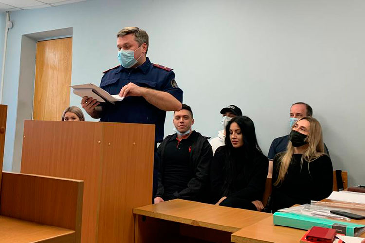 В зал пригласили потерпевших и их представителей по делу — одним из таковых стал старший инспектор в органах контрольно-следственного отдела Максим Попов