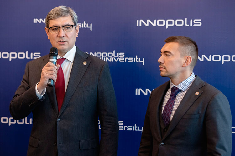 Роман Шайхутдинов признает, что еще сильнее, чем отток специалистов, Иннополис волнует, насколько у компаний-заказчиков в сложившихся условиях сохранится возможность инвестирования в ИТ-проекты и технологии, и как будет перераспределено финансирование