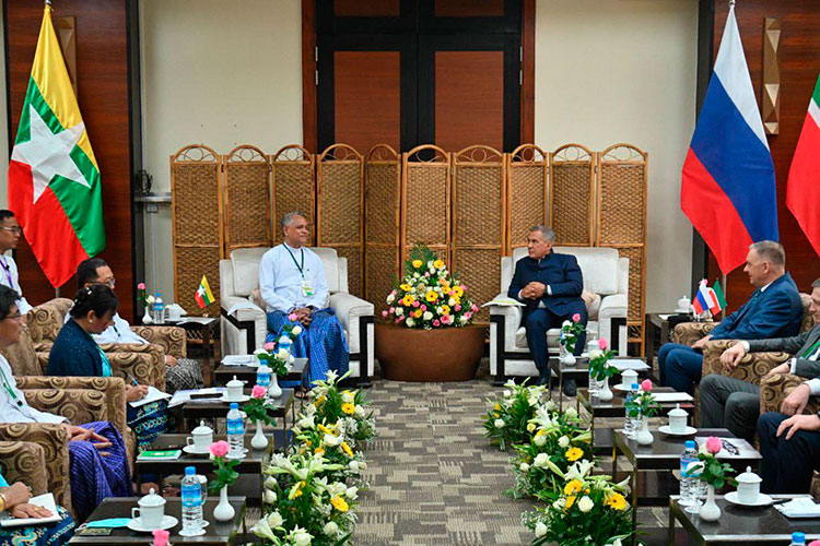 Рабочий день начался со встречи президента Татарстана с министром по делам инвестиций и внешнеэкономических связей Мьянмы У Ау Найном