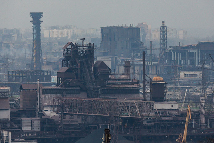 Вид на завод «Азовсталь» в портовом городе Мариуполь