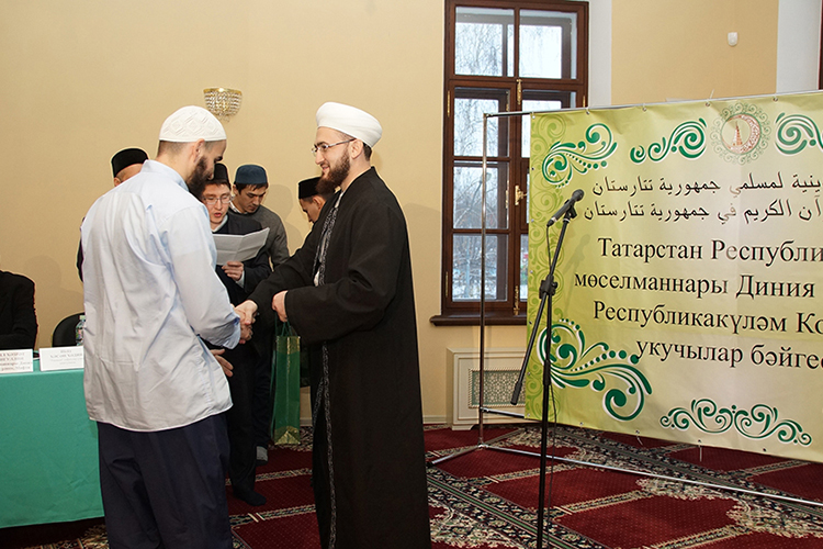 «Еще очень сложным и трудоемким является проведение международного конкурса чтецов Корана. Он состоится 17–18 мая в мечети «Кул Шариф», перед болгарскими торжествами»