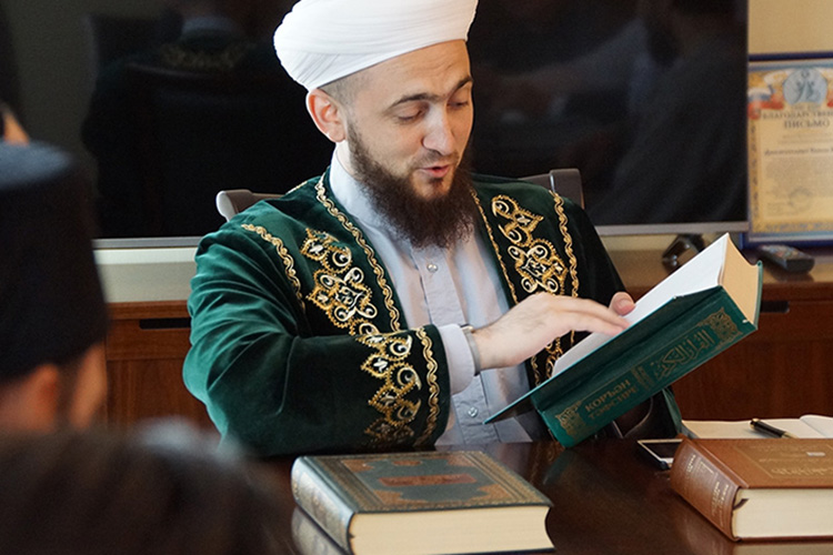 «Самая важная книга в исламе — Коран, и все, что касается Корана, автоматически становится великим. Коран был ниспослан в месяц Рамазан, и мы говорим, что это султан всех месяцев»