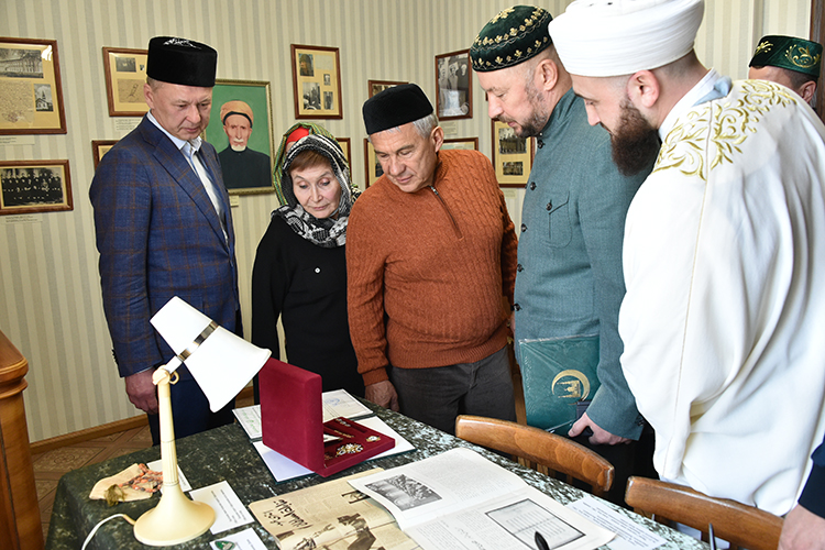 После окончания гает-намаза для Рустама Минниханова устроили экскурсию по мечети
