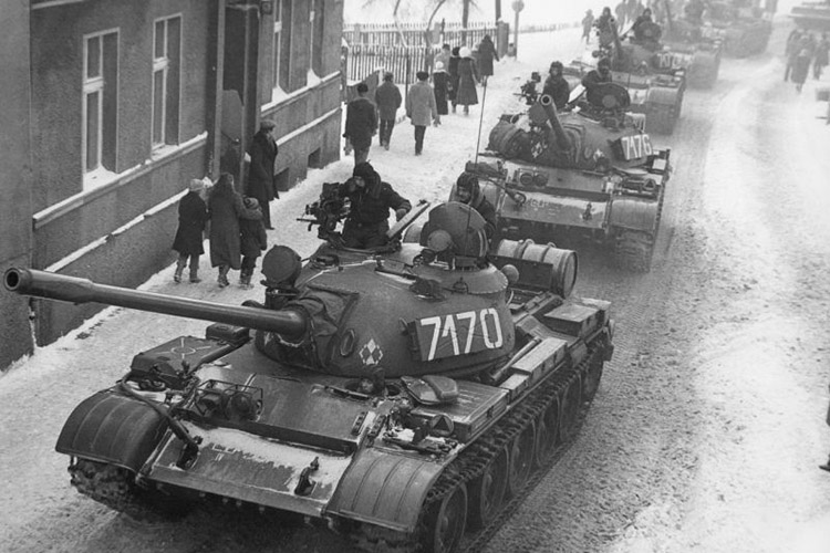 Военное положение в Польше ввели 13 декабря 1981 года. К власти пришли военные во главе с генералом Ярузельским, поделившие власть с «партийным бетоном» и спецслужбами (СБ и милиция)