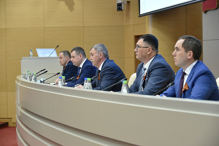 Фарит Ханифов (третий справа) отметил, что в этом году будут реализованы три основные социальные программы по ремонту дорожно-уличной сети