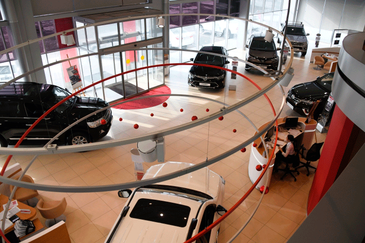 Находящаяся на 5-м месте по популярности в России Toyota сократила свои продажи на 27% с 23,2 до 16,9 тысяч автомобилей