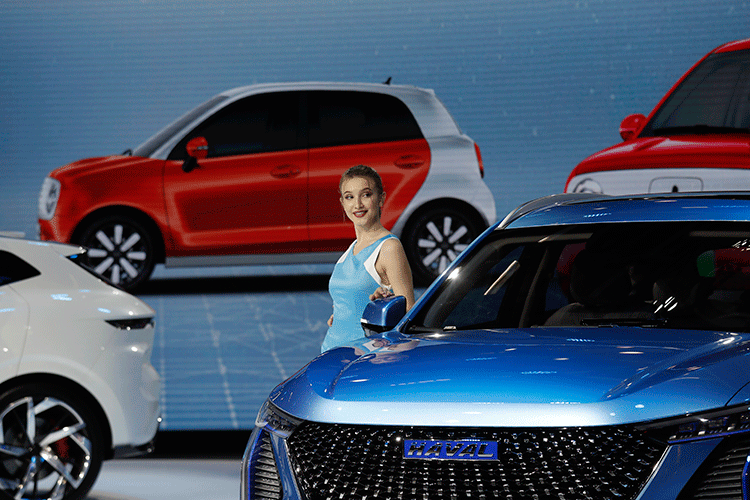 «Без колес»: импорт закрыт, автозаводы стоят, на коне одни китайцы