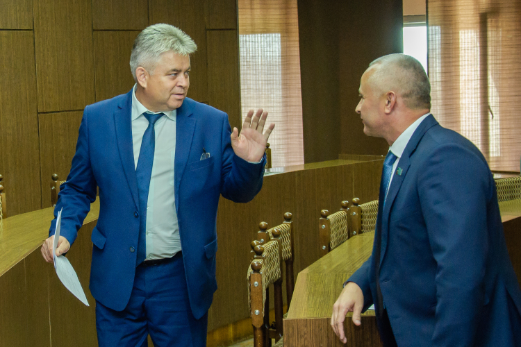 Самым состоятельным в администрации Челнов стал глава Автозаводского района Винер Харисов с доходом в 2,8 млн рублей