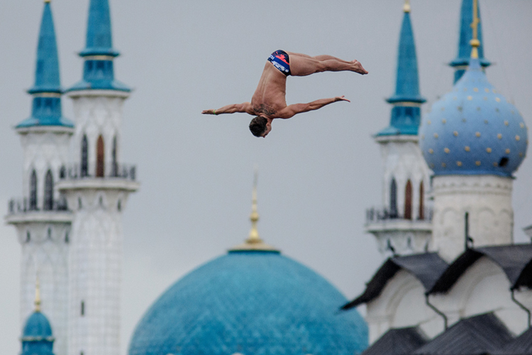 Эффектную дисциплину, в которой прыгают с вышки в 27 метров, Казань видела в том же 2015 году. Тогда временную вышку установили в акватории Казанки