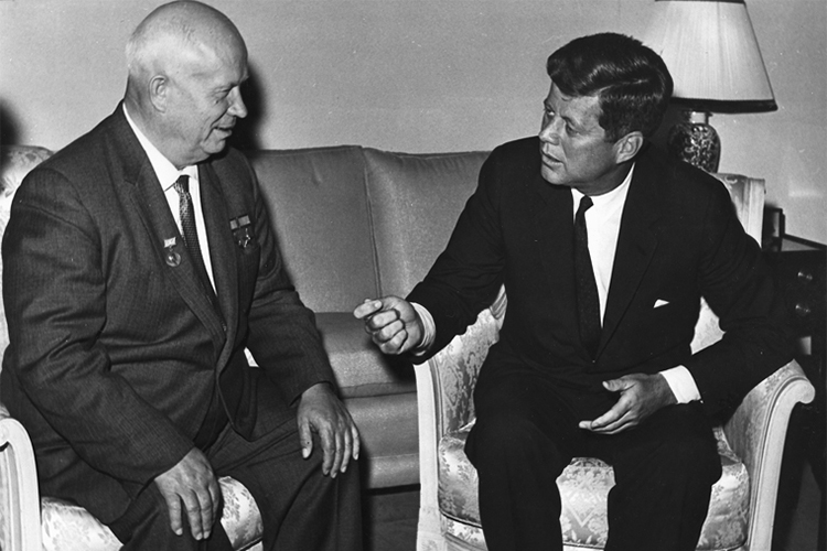 «Никита Хрущев, и Джон Кеннеди воевали во время Второй Мировой и понимали, что это такое. Они видели войну своими глазами»
