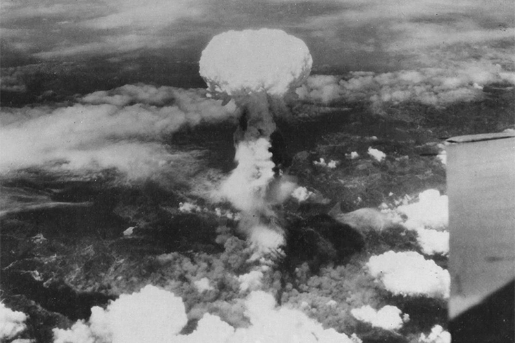 «Ядерное оружие, когда его применили против Хиросимы и Нагасаки, создало своего рода эффект вакцины. Человечество поняло, что этого делать не надо. Но, к сожалению, по прошествии почти 80 лет эффект вакцины очень резко ослаб» (на фото атомная бомбардировка Нагасаки)