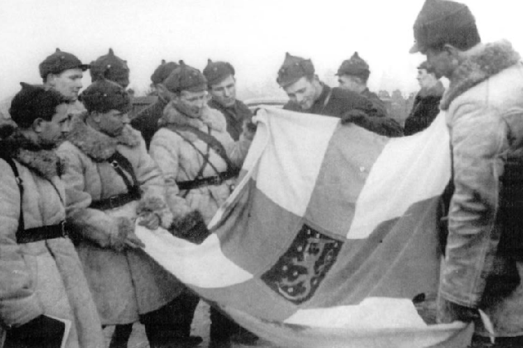 «Финляндия не просто осталась независимым государством, но и сохранилась в границах, которые ей предлагались еще в 1939 году» (на фото: красноармейцы с захваченным флагом Финляндии)
