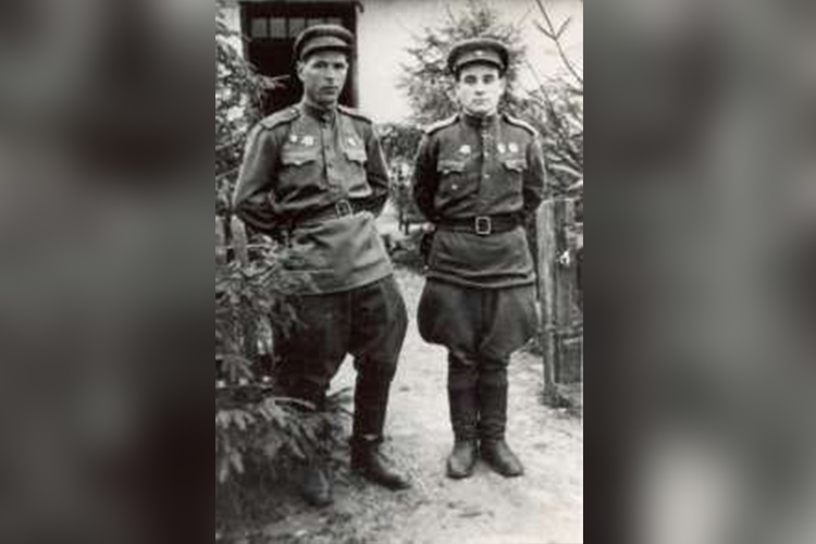 Подполковник Чанбарисов (справа). Восточная Пруссия. Апрель 1945 года.