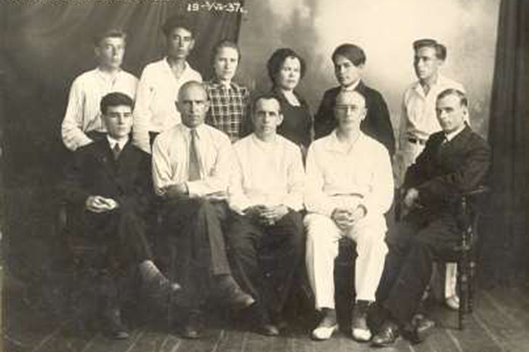 Чанбарисов (в первом ряду слева) – выпускник БГПИ 1937 г.