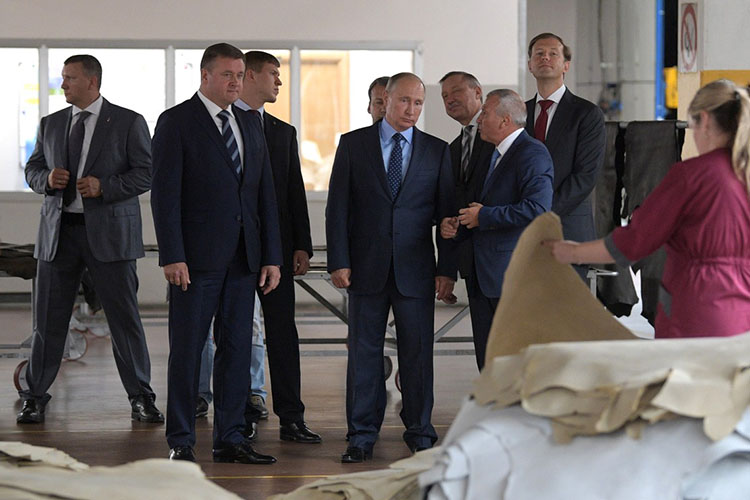 Путин посетил Рязанский кожевенный завод (Николай Любимов (второй слева)