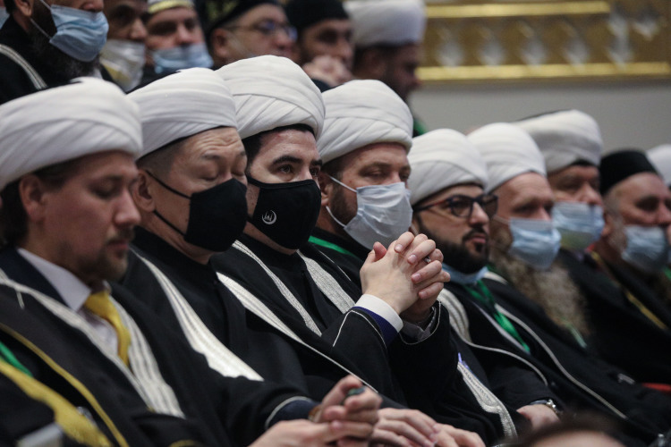 В рамках этого праздника пройдет и форум религиозных деятелей, 1100 имамов из 76 субъектов РФ и 7 стран подтвердили участие