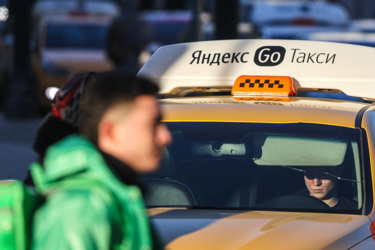 «В позапрошлом году в Казани одновременно работало 6,5 тысячи такси. В будние дни они перевозят порядка 35-40 тысяч пассажиров. А общественный транспорт перевозит порядка 750 тысяч. То есть доля такси — пять процентов»