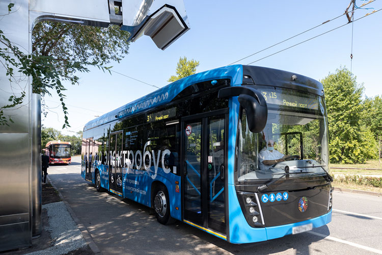 «Электробус — это троллейбус, работающий на аккумуляторных батареях вместо проводов. По сути, это электромобиль, он экологичный»