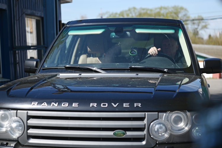 Сегодня утром Алексей Улюкаев покинул ворота ИК-1 на пассажирском сиденье Range Rover с тонированными стеклами