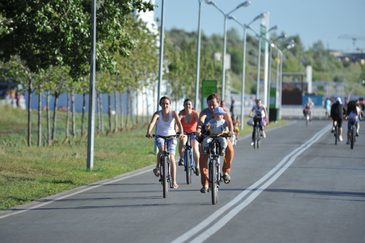 «Инфраструктура для велосипедистов города постоянно увеличивается. При ремонте и строительстве наших тротуаров мы всегда делаем выделенные полосы для их движения. В данном случае вопрос решается не быстро»