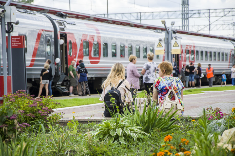 В наши дни Казанский железнодорожный узел — один из крупнейших в стране. Ежедневно через него проходят десятки поездов, посещают и покидают старинный город тысячи пассажиров