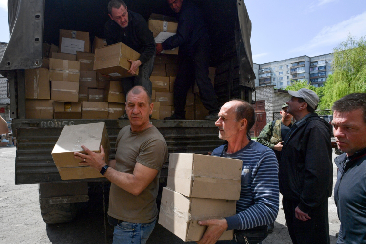 Регионы Приволжского Федерального округа продолжают направлять помощь Донбассу. Так, в Ульяновской области 9 мая собрали 140 тонн гуманитарного груза для жителей ДНР и ЛНР