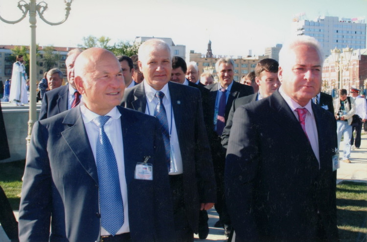 «Если бы не Лужков (слева на фото), не было бы такого безболезненного присоединения Крыма в 2014 году. То, что в стране до сих пор только одна улица Лужкова (в Симферополе), — это большое упущение»