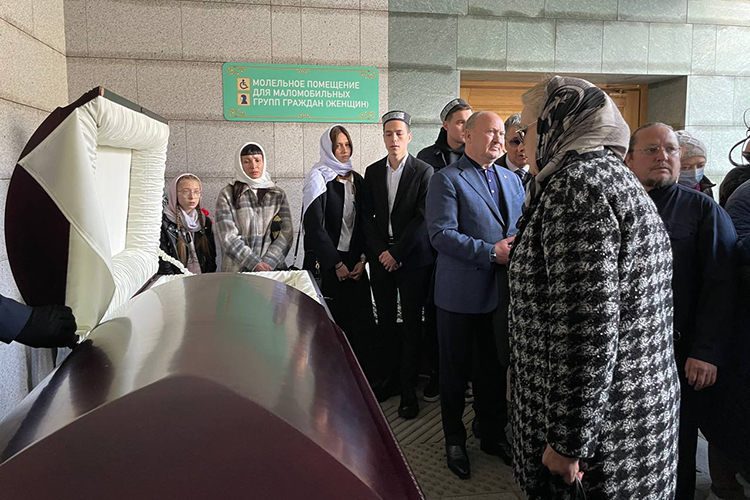 Гроб с телом Ибрагимова разместили у самых дверей мечети