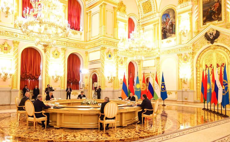 Сначала в Александровском зале Большого Кремлевского дворца под камерами очень сжато лидерами стран ОДКБ было изложено то, что сочли нужным декларировать публично