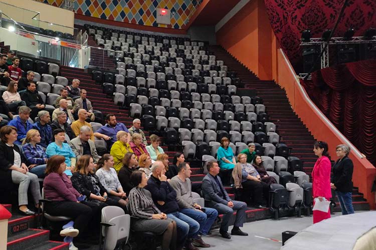 Первый замминистра культуры РТ Юлия Адгамова сегодня представила Булатову коллективу Казанского цирка