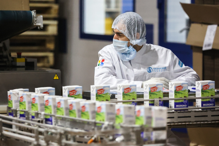 «Серебро» нашего рейтинга у Казанского молочного комбината. Отметим и рекордный в РТ объем инвестиций в молочное производство — с 2017 по 2021 годы «КОМОС» влил в завод 3,7 млрд рублей