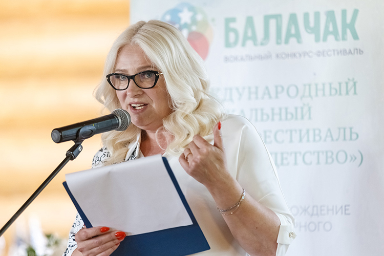 Педагог-психолог, учредитель фонда «Радуга добра» Ирина Будовниц представила вдохновляющую презентацию, как неизлечимая болезнь из системы препятствий становится трамплином к достижению успеха