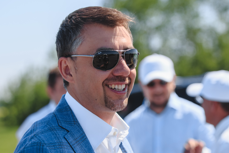 В сентябре 2021 года на тот момент 41-летний Дамир Фаттахов отправился покорять Москву в должности замглавы Росмолодежи