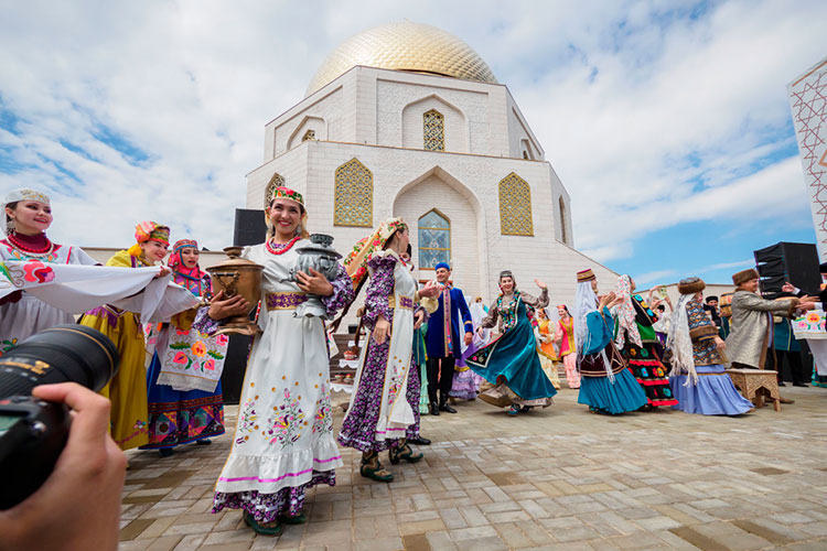 Если официальный прием в Казани будет носить скорее светский характер, то в субботу в Болгаре программа будет отражать религиозный характер действа