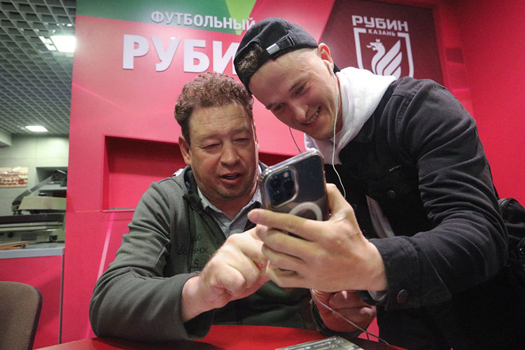 «Мы же победим, да?..»: перед матчем с «Уфой» Слуцкий встретился с болельщиками