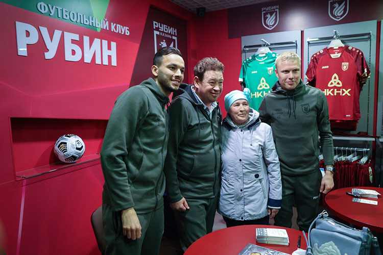 Встречу с болельщиками главный тренер «Рубина» Леонид Слуцкий провёл впервые