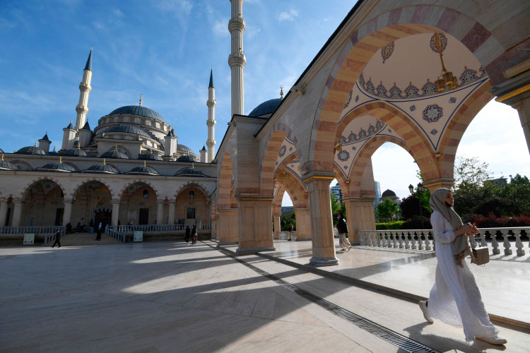 Главная мечеть Чеченской республики может вместить до 10 тыс. человек. Она построена в классическом османском стиле, центральный зал накрыт огромным куполом, высота четырех минаретов — по 63 метра