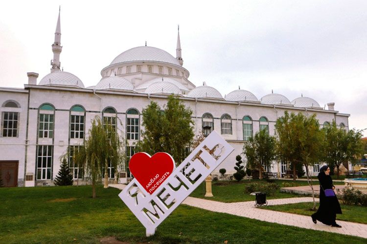Самая вместительная мечеть России (до 17 тыс. человек) располагается в столице Дагестана — это Центральная Джума-мечеть Махачкалы или «Юсуф Бей Джами»