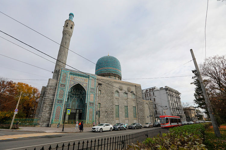 Санкт-Петербургская Соборная мечеть, помимо всего прочего, обладает еще и таким рекордом — это единственная мечеть в Европе, построенная на речном острове. Ее купол высотой в 39 м  практически полностью повторяет купол гробницы Тамерлана в Самарканде