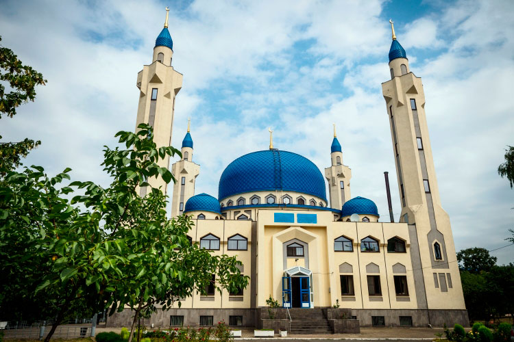 Соборная мечеть Майкопа — главная мечеть столицы Адыгеи открылась в 2000 году по инициативе руководства республики, а была построена на деньги одного из представителей правящей династии в ОАЭ