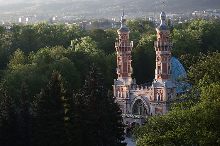 Из многих мечетей, расположенных на территории Кавказских республик РФ, наши эксперты выделяют и Мечеть Мухтарова — один из красивейших архитектурных памятников Северной Осетии, который красуется на фоне величественной Столовой горы