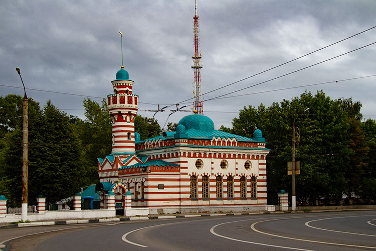 Тверская Соборная мечеть построена в 1906 году в новомавританском стиле и до сих пор остается одной из красивейших мечетей России