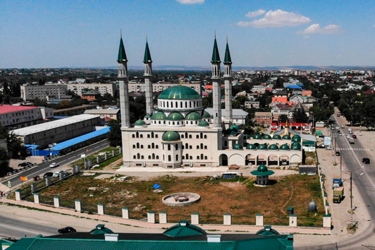 Нынешняя Соборная мечеть Черкесска  открылась в 2013 году, имеет огромные размеры, минареты высотой в 52 м и архитектуру, в которой легко обнаружить признаки особого кавказского стиля