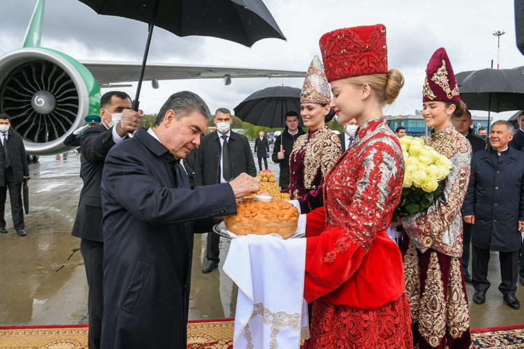 С утра встречать Аркадага (с туркм. «покровитель», титул экс-президента) с хлебом-солью и чак-чаком в аэропорту Казани выстроилась на красной дорожке вся татарстанская правящая верхушка