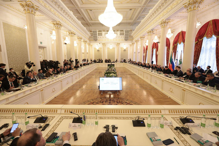 На заседание группы «Россия — Исламский мир» в Казань съехался весь российский исламский «бомонд». Участники сессии дружно раскритиковали коллективный Запад и констатировали, что мусульманский мир не отвернулся от России