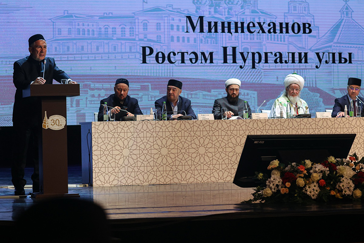 Последним за трибуну вышел президент РТ Минниханов, посвятив свое выступление благодарностям оргкомитету празднества