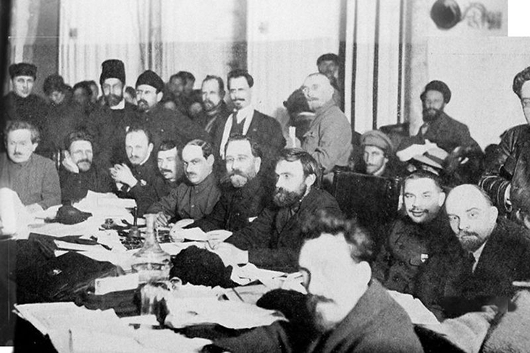 Большевизм, каким он был в первые двадцать лет своей власти — от революции и гражданской войны до эпохи сталинских репрессий, тоже был политической сектой