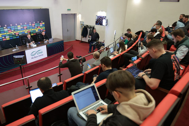 Гендиректор «Рубина» Рустем Сайманов после вылета клуба в ФНЛ встретился с прессой и больше трех часов отвечал на вопросы журналистов