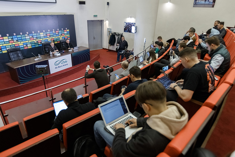 Рустем Сайманов провёл пресс-конференцию на «Ак Барс Арене», большую часть которой посвятил проблемам клуба из-за массового отъезда легионеров
