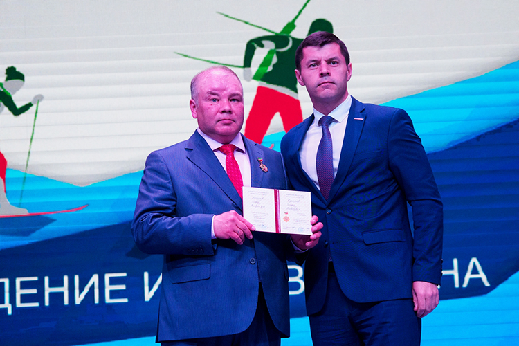 Алмаз Мингуллов (справа): «Биатлону в РТ уделяется большое внимание. Ильдар Нугманов (слева) рассказал про инфраструктуру, которая будет строиться в республике, но мы на этом не остановимся»